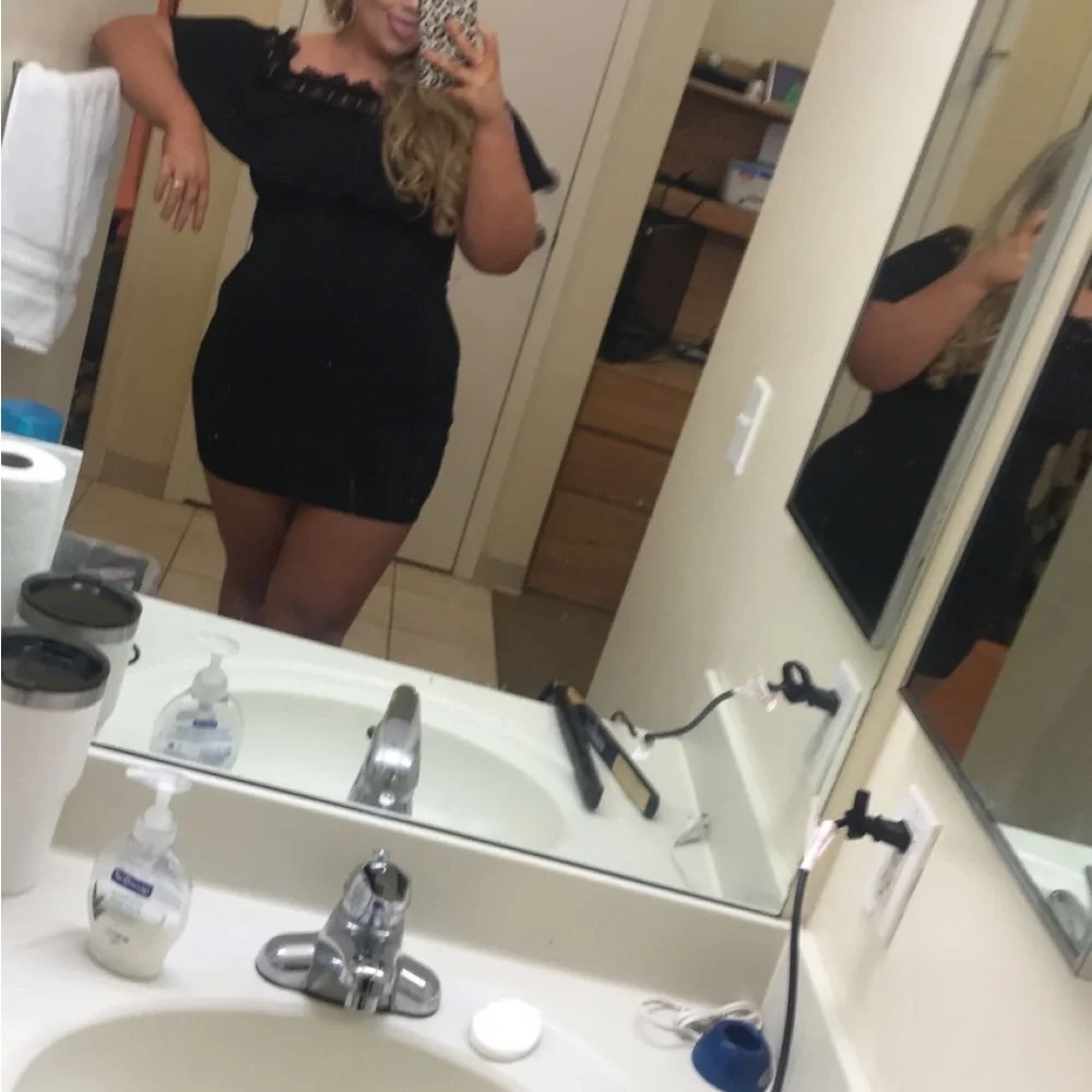 Black Formal Dress with Lace Detailing & Adjustable Straps - Picture 4 of 4